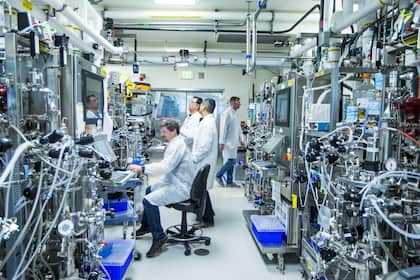 Roche: Warum Forschungserfolge die Partizipationsscheine endlich nach oben treiben Produktionslabor der Roche-Tochter Genentech.