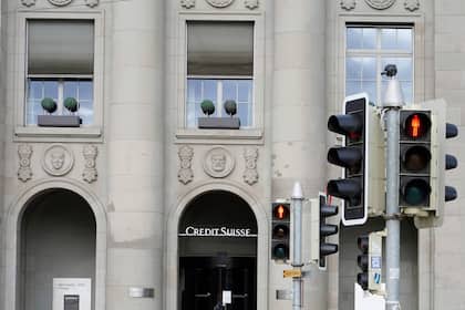 Hier verliert die Credit Suisse die wichtigsten Kaderleute Eine rote Ampel vor der Filiale der Credit Suisse in Zürich.