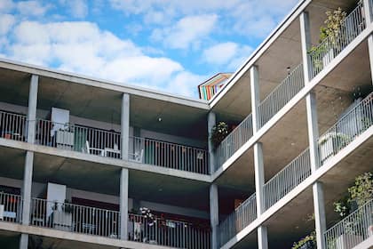 Schweizer Haushalte müssen immer mehr für die Wohnungsmiete hergeben Blick auf eine Mietliegenschaft in Zürich.