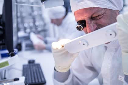 Nach dem Sprung über 700 Franken: Geht die Rekordjagd dieses Schweizer Halbleitertitels am Dienstag weiter? Ein Mitarbeiter von VAT bei der Arbeit.