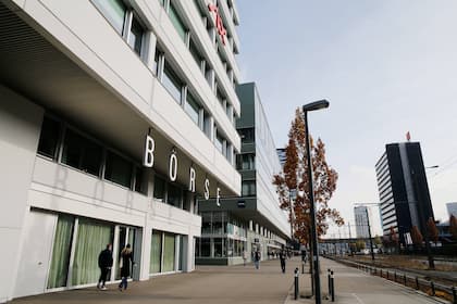 Börsen-Live-Ticker : Schweizer Markt grenzt Minus ein - Partners Group und UBS fallen zurück - Richemont gefragt Sitz des Börsenkonzerns SIX in Zürich.