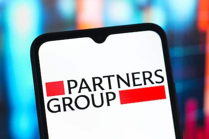 Geplante Strafanzeige gegen Grizzly bringt für Partners Group unkalkulierbares Risiko Logo der Partners Group auf einem Smartphone.