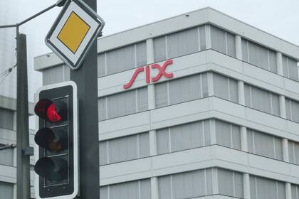 Börsen-Ticker: SMI schliesst erneut im Minus - Sonova und Logitech legen zu - Swiss Re und Amrize mit deutlichen Verlusten - Dollar sinkt unter Marke von 79 Rappen Strassenampel vor der Schweizer Börse SIX in Zürich steht auf rot.