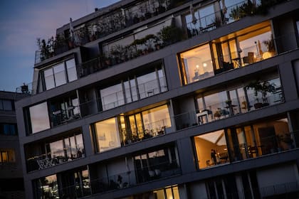 Grosse Mehrheit der cash-Leserschaft will den Eigenmietwert abschaffen Fassade von Luxuswohnungen in Berlin.