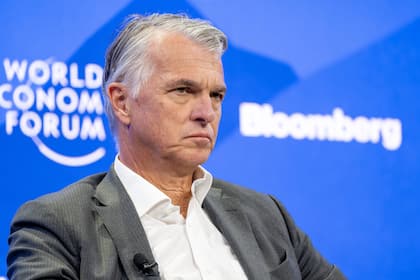 Grösster Tagesverlust seit zehn Monaten: Deshalb schmiert die UBS-Aktie nach den Jahreszahlen ab UBS-CEO Sergio Ermotti an einem Podium während des WEF 2025 in Davos.