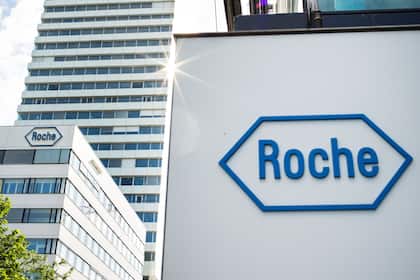 Börsen-Ticker: SMI rettet sich in den Gewinn - Roche, Novartis und Sandoz stützen - UBS, Partners Group und Bauzulieferer unter Druck - Swisscom und Sunrise gefragt Der Schriftzug vom Pharmakonzern Roche am Hauptsitz in Basel.