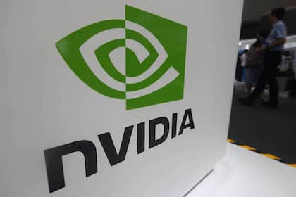 Die gigantische KI-Blase? Wie Nvidia seine eigenen Kunden mit Milliarden Dollars finanziert Das Logo von Nvidia an einer Konferenz in Shanghai (September 2024).