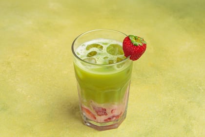 Nach Dubai-Schokolade: Dieser neue Hype bietet Investmentchancen Geeister Matcha Latte mit Erdbeerpüree und Eiswürfeln.
