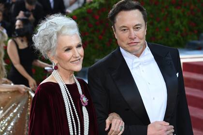 Diese Schwerreichen der Welt wurden 2024 noch reicher Tesla-Chef Elon Musk mit seiner Mutter Maye an der Met Gala 2022 in New York.