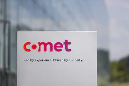 Aktie von Comet steigt nach UBS-Update kräftig Das Logo des Halbleiter-Zulieferer Comet am Hauptsitz in Flamatt.