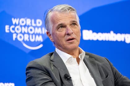 ZKB-Analyst: «UBS scheint sich mit der 50/50-Unterlegung etwas angefreundet zu haben» UBS-CEO Sergio Ermotti an einem Podium während des WEF 2025 in Davos.