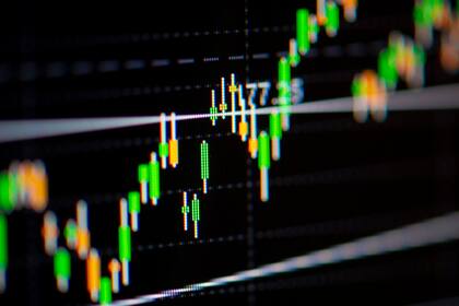 Aktien: UBS rechnet nicht länger mit zweistelligen Kursverlusten Ein Aktienchart mit positivem Kursverlauf.