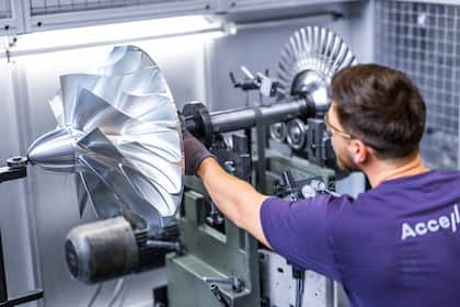 Das sind die am meisten geliebten und gemiedenen Schweizer Small und Mid Caps Mitarbeiter von Accelleron arbeitet an einem Turbolader.