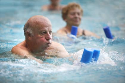 Mehr AHV, mehr 3a, höhere Steuerabzüge – und was man 2027 bei Vorsorgeeinkäufen beachten sollte Senioren halten sich mit Wassergymnastik fit.