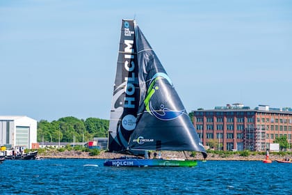 Das sind die besten und die schlechtesten Schweizer Aktien des Jahres 2025 Rennyacht mit dem Holcim-Logo auf dem Segel (Kiel, 2023)