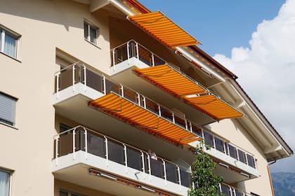 So können Mieterinnen und Mieter vom tieferen Referenzzins profitieren Wohnblock in der Schweiz.