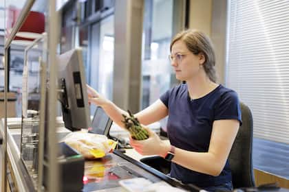 Inflation in der Schweiz wird im Herbst laut Prognose weiter zunehmen – ist das ein Problem? Einkaufen im Supermarkt.