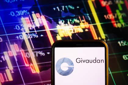 Live-Ticker Börse: Schweizer Leitindex eröffnet im Plus - 14 von 20 SMI-Titel im Plus - Neue Kursziele für Schweizer Aktien - Givaudan im Hoch - Comet unter Druck Das Logo von Givaudan auf einem Smartphone (Polen, 10. September 2022)