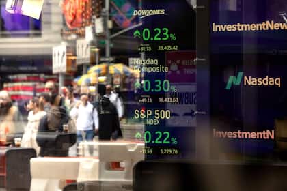 Börsen-Ticker: US-Börsen mit versöhnlichem Abschluss nach einer schwachen Woche Börsenkurse in einem Fenster an der Wall Street.