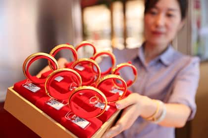 Comeback des Goldpreises: Wichtige Investoren-Gruppe stützt die Nachfrage Goldschmuck in einem Juwelierladen in Lianyungang, China.