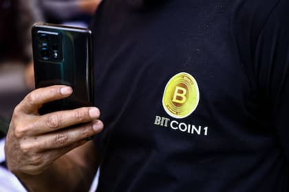 Bitcoin-Hack: Angreifer erbeuten auf Liquid Network 320 Millionen Dollar Ein Mann trägt ein T-Shirt mit dem Logo und der Aufschrift Bitcoin, Sopore, Indien (2023).