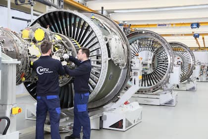 Auf diese zyklischen Aktien und Sektoren setzt der Vermögensverwalter Bantleon Triebwerksmontagesystem von MTU Aero Engines (2026).