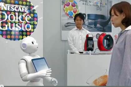 Auffällige Schweizer Aktien im Monat Juli - und ob sie für Anleger empfehlenswert sind In einem Nespresso-Shop verkauft ein Roboter Kaffee.