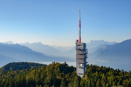 Galderma und Sandoz sind heisse Kandidaten für die Aufnahme in den SMI - wer fliegt raus? Sendeturm von Swisscom Broadcast auf Monte Pèlerin bei Chardonne (VD).
