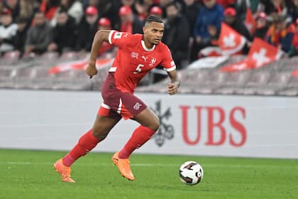 Fussball-Star Manuel Akanji baut in Winterthur 28 Klein-Wohnungen Manuel Akanji im Einsatz für die Schweizer Nationalmannschaft.