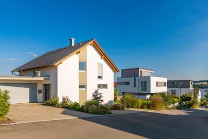 Saron oder Festhypothek? So vermeidet man teure Zinsfehler Modernes Einfamilienhaus in einem Vorort in Stuttgart, Baden-Württemberg.