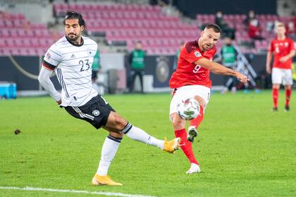 US-Bank: Mit Schweizer Aktien kann man nichts falsch machen Nationalspieler Haris Seferovic (rechts) im Nations League Spiel gegen Deutschlands Emre Can.