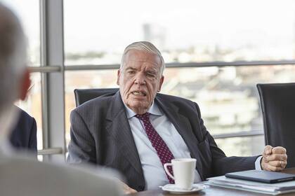 Was steckt hinter den Lufthansa-Aktienkäufen von Multimilliardär Klaus-Michael Kühne Klaus-Michael Kühne ist Verwaltungsratsmitglied und Mehrheitsaktionär von Kühne + Nagel.