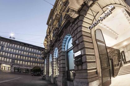 Barclays zieht bei Bankaktien die Reissleine Blick auf den Paradeplatz mit. Im Bild die Grossbanken Credit Suisse und UBS.