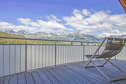 Neue Regeln für Zweitwohnungen und anderes: Das ändert sich im Oktober in der Schweiz Terrasse einer teuren Eigentumswohnung in St. Moritz - der unverbaute Blick ist ein Riesenplus auf dem Immobilienmarkt.