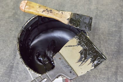 Berner Farben-Fabrik stellt Produktion ein – 100 Jobs weg Ein Topf mit schwarzer Farbe (Symbolbild).