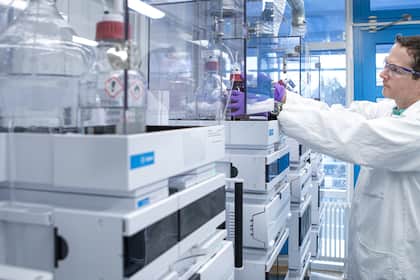 Früher mit Problemen, nun: Schweizer Biotech-Aktie auf 14-Monate-Hoch gestiegen Mitarbeiter von Polypeptide in einem Labor.