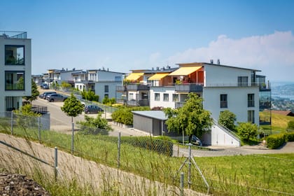 Führt die Abschaffung des Eigenmietwerts zu günstigeren Hypotheken? Wohnquartier in Schindellegi SZ - Wer ein Haus im Wert von acht Millionen erbt, muss plötzlich 150'000 Franken bar auf den Tisch legen. Steuerexpertinnen warnen vor dem Plan, der Hausbesitzer in die Enge treibt