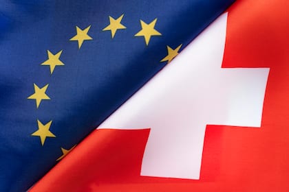 Aktien Europa: Grösster Zufluss von Geldern seit langem Flaggen der Schweiz und EU