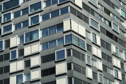 Eigenheim doppelt zahlen: Das grösste finanzielle Risiko beim Immobilienkauf Ein Wohnhochhaus in der Stadt Zürich.