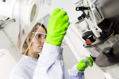 Roche: Londoner Analyst erhöht rekordtiefes Kursziel kräftig Eine Roche-Mitarbeiterin in einem Labor.