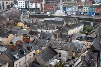 «Das grösste Risiko für Obdachlosigkeit in Irland ist eine Mietwohnung» Dächer von Häusern in Cork City Irland.