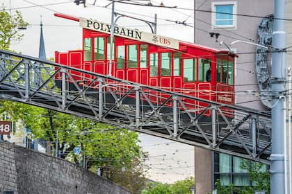 Börsen-Ticker : Schweizer Aktienmarkt setzt Erholung fort - 14 von 20 SMI-Titel schliessen im Plus - UBS als grösster Gewinner am Leitindex - Doc Morris mit Kurssprung Die Polybahn mit UBS-Werbung in Zürich.