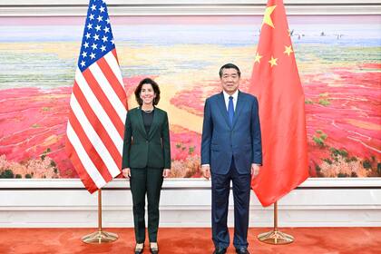 Für Beobachter unerwartet: China kauft US-Staatsanleihen zu Der chinesische Wirtschaftsminister He Lifeng trifft US-Handelsministerin Gina Raimondo in Peking.