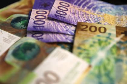 Franken zieht Interesse der Carry-Trader auf sich Schweizer Banknoten mit hohem Nennwert: 1000 respektive 200 Franken.