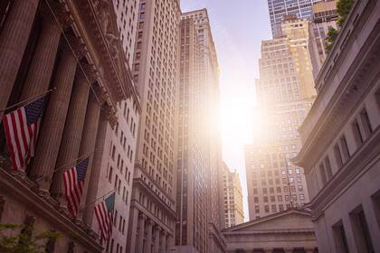 Firmen kaufen eigene Aktien zurück, als gäbe es kein Morgen Die Wall Street in New York in der Morgensonne.