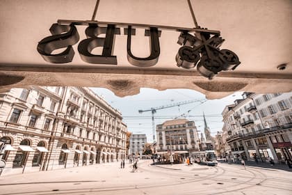 Finanzmarktprognosen: UBS und Credit Suisse noch uneins UBS-Sitz am Paradeplatz in Zürich, links die Credit-Suisse-Zentrale.