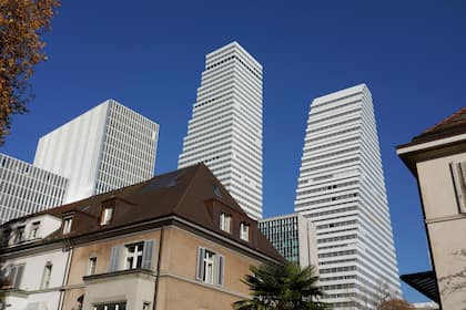 «Home Bias»: So stark profitieren Pensionskassen von den Schwergewichten Novartis und Roche Am Roche-Konzernsitz in Basel.