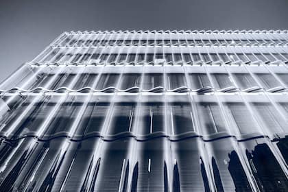 Starke Kursentwicklung: Warum Swiss Re der Konkurrenz davonläuft und als Dividendenperle glänzt Hauptsitz der Swiss Re (Schweizerische Rückversicherungs-Gesellschaft) in Zürich.