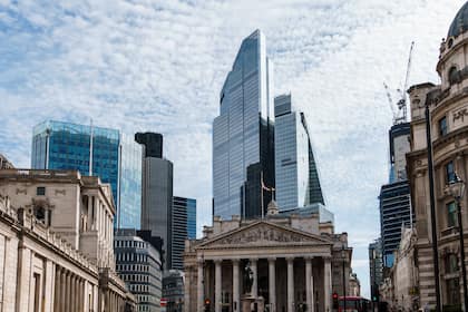 Superreiche flüchten aus Grossbritannien – auch in die Schweiz Blick auf London mit der Royal Stock Exchange im Vordergrund und den Wolkenkratzern im Hintergrund (2023).