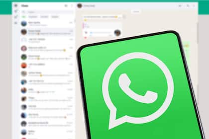 EU will private Chats durchleuchten WhatsApp Logo auf einem Handy vor einem Desktop mit Chats.